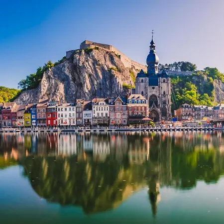 Douillets à L’orée Des Bois. *