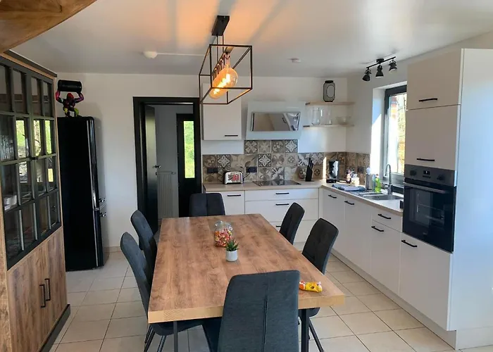 Douillets à L’orée Des Bois. Houyet